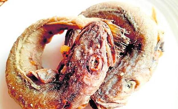 Imagen principal - ARriba, en fritura, una de las técnicas culinarias mejores y más seguras para disfrutar de la delicadeza y jugosidad de este pescado. Sobre estas líneas, merluza 'de pincho' Se llama así a la merluza proveniente de pesca con anzuelo, sea con caña o con el arte de palangre de fondo. Suele estar certificada para evitar estafas. En la última foto, Merluza 'negra'. Se llama así, para distinguirlas de la europea, a las subespecies que se pescan en aguas de África Occidental y entran en las lonjas andaluzas. Aparte del aspecto y precio inferior, suelen llegar al mercado evisceradas y a veces sin cabeza.