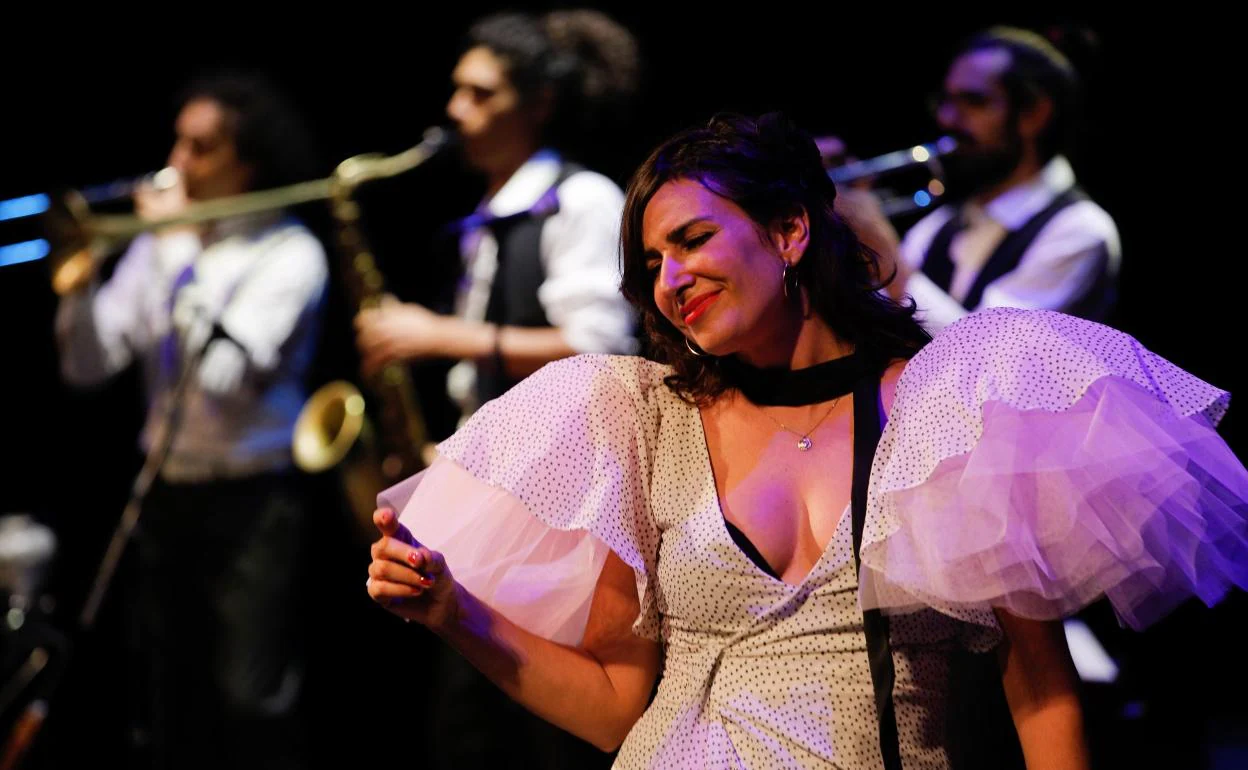 Laura Insausti y sus músicos, durante el concierto de Dry Martina en el Cervantes. 