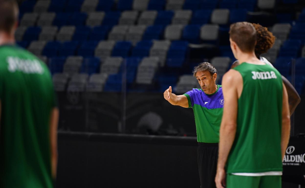 Casimiro da instrucciones durante un entrenamiento en el Palacio esta semana.