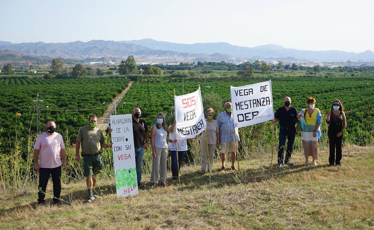 Varios vecinos de la zona posan delante de los terrenos en los que prevé ubicarse la futura EDAR Málaga Norte. 