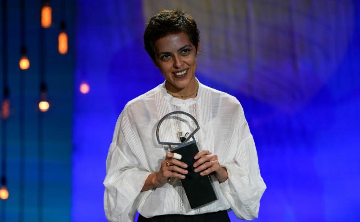 Dea Kulumbegashvili, directora ganadora de la Concha de Oro. 