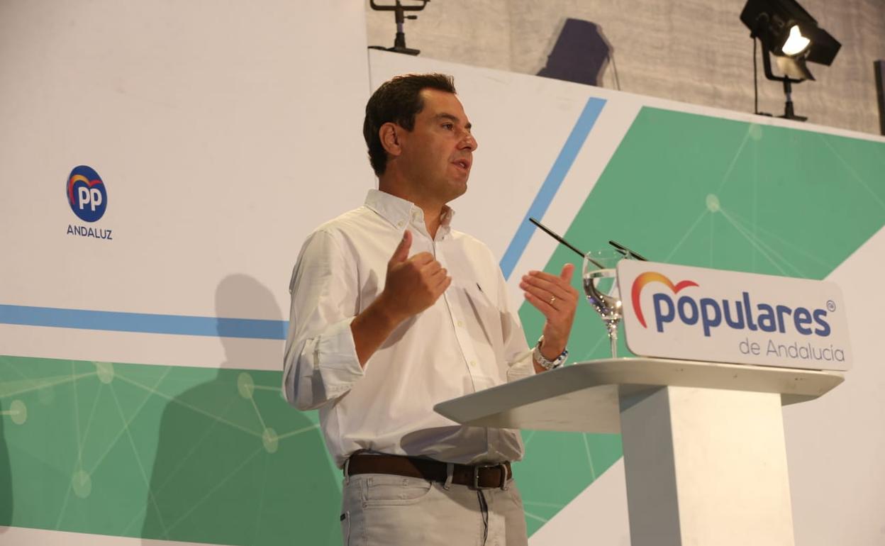 Juanma Moreno interviene en el consejo de alcaldes andaluces, celebrado en el hotel Barceló. 