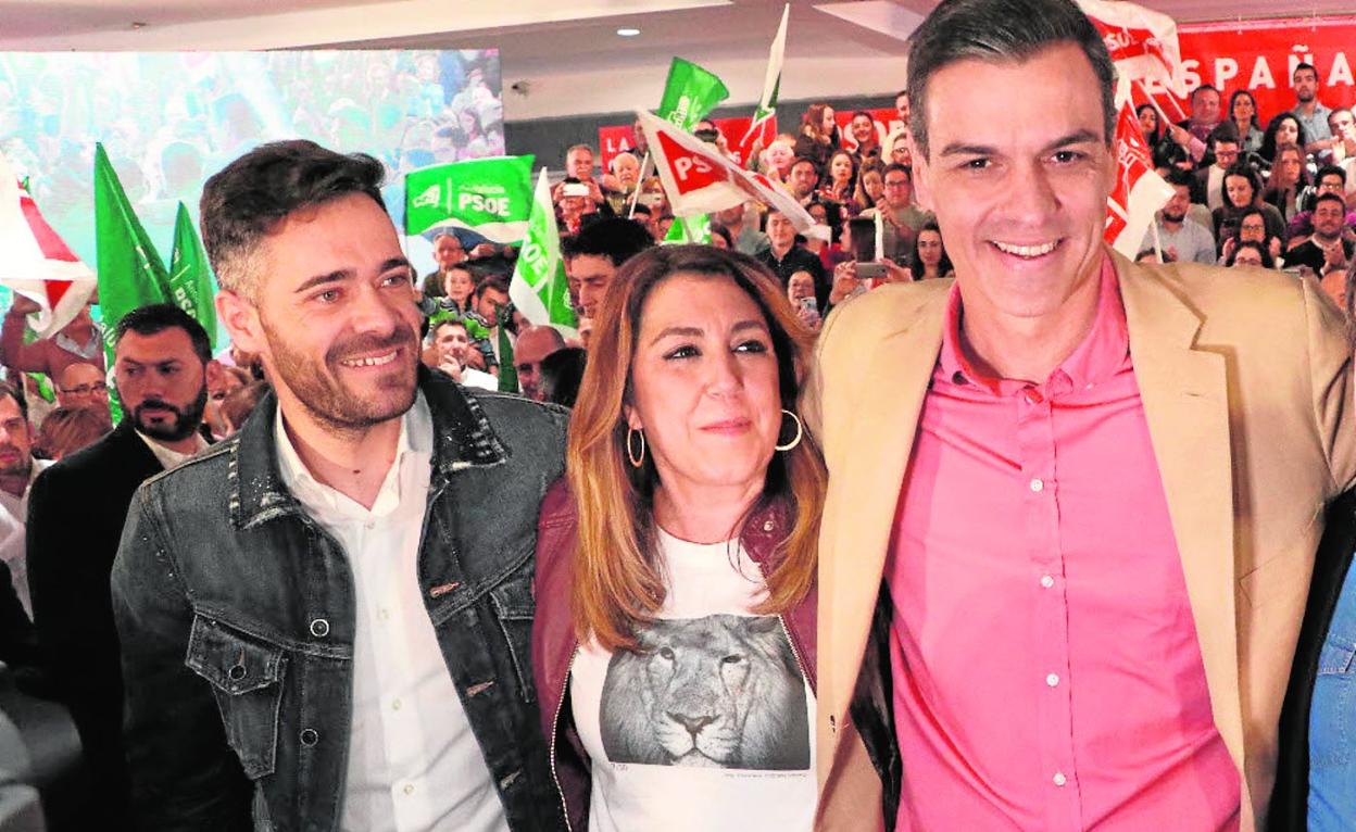 Susana Díaz, Felipe Sicilia y Pedro Sánchez en un mitin electoral. sur
