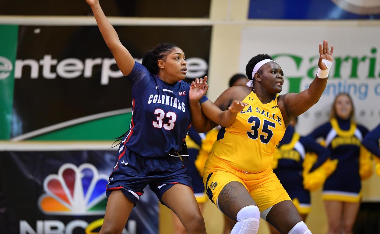 Ezeigbo (de azul), con el equipo de la Universidad Robert Morris en la NCAA. 