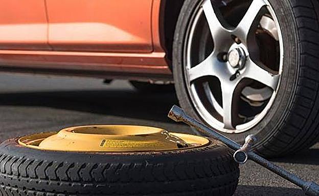 Cambiar una rueda de coche no demasiado complicado, pero es importante saber cómo hacerlo