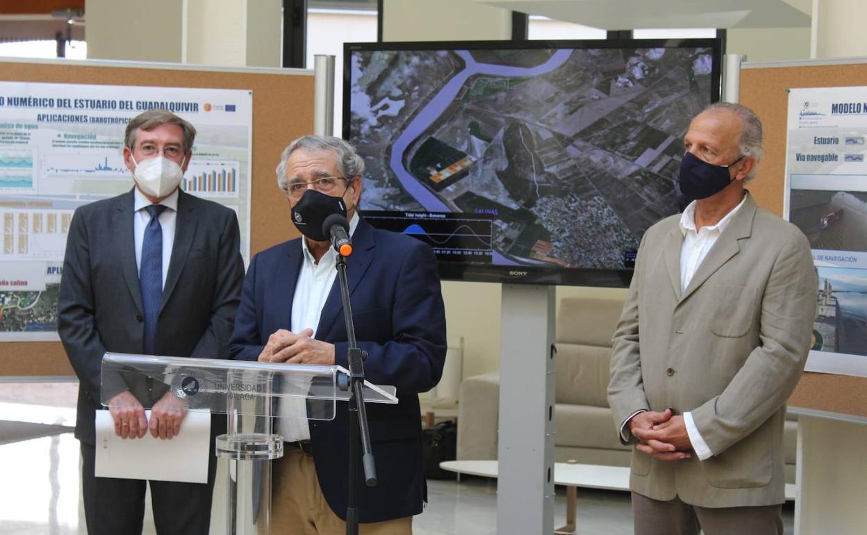 Rafael Carmona, José Ángel Narváez y Jesús García Lafuente, durante la presentación en el Rectorado. 