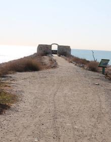 Imagen secundaria 2 - Observatorio de la Laguna de la Casilla. Abajo, vista desde el observatorio del Río Viejo. Al final del sendero del Río Viejo, se llega hasta el observatorio del Espigón de Levante. 