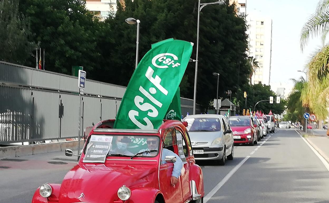 Un momento de la marcha de esta caravana, que salió desde el edificio de servicios administrativos. 