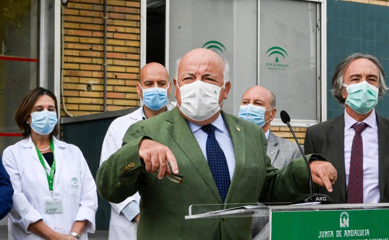 El consejero de Salud y Familias, Jesús Aguirre, en un acto público este miércoles en su visita a Granada.