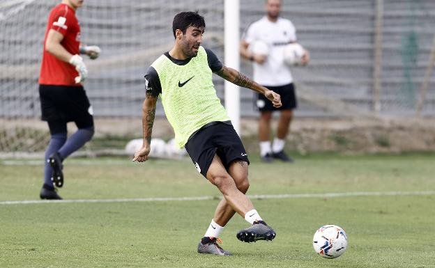 Escassi da un pase en un entrenamiento con su nuevo equipo. 