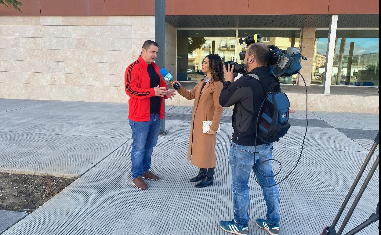 Florín Leonte, el pasado año en el Juzgado de Vélez-Málaga atendiendo a una televisión. 