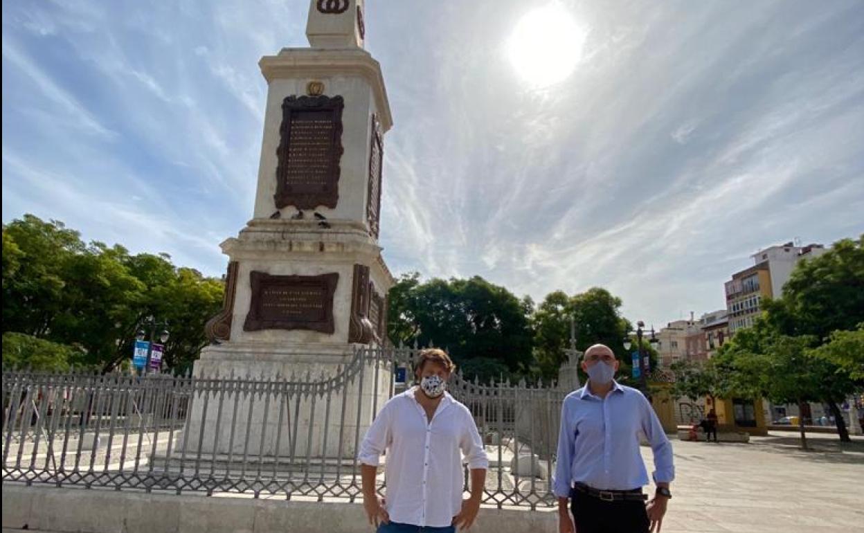 Sguiglia y Zorrilla, delante del obelisco a Torrijos