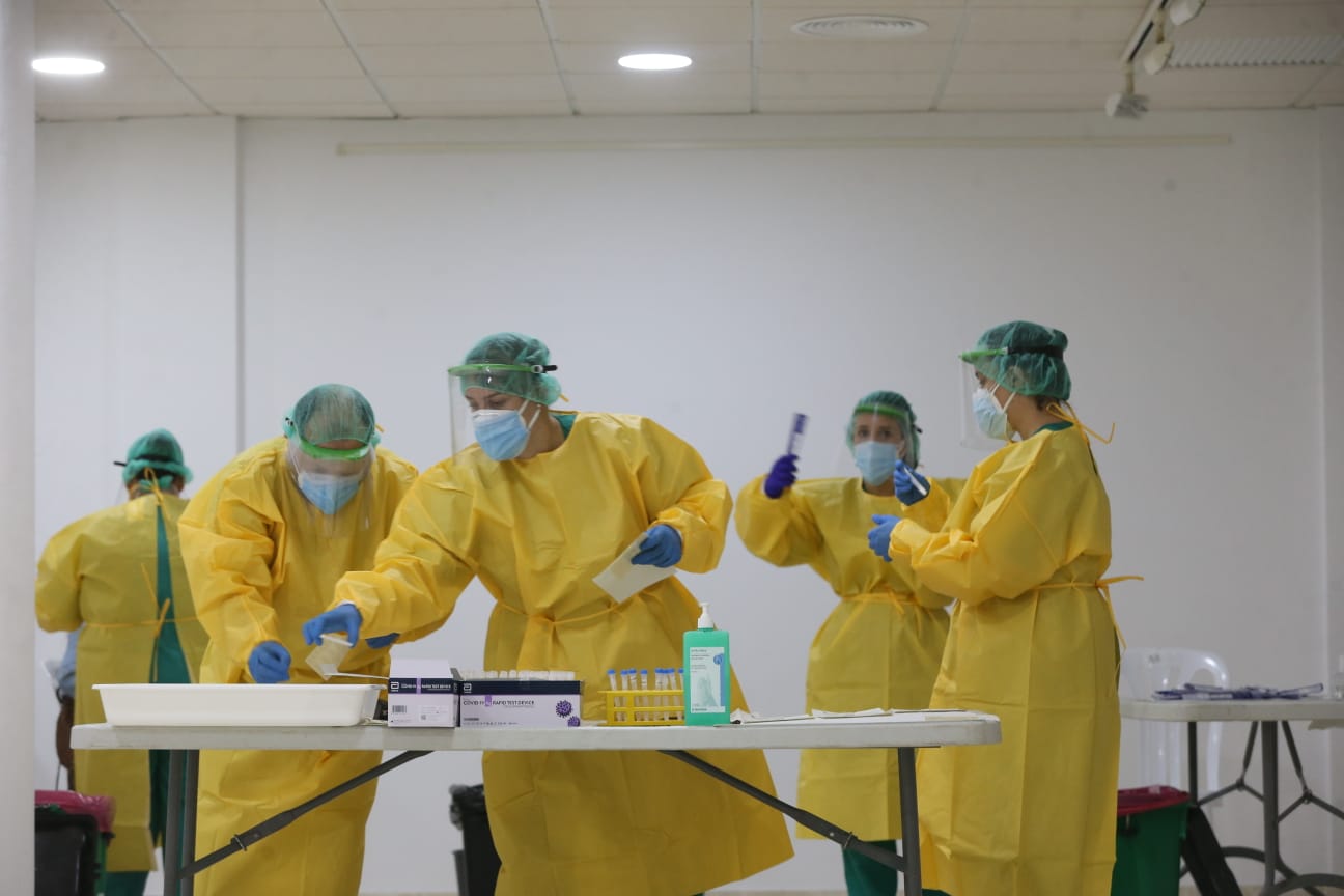 604 vecinos de ambos municipios se someten a un cribado que determinará la incidencia de coronavirus en estos pueblos. En la foto, test en Villanueva de la Concepción.