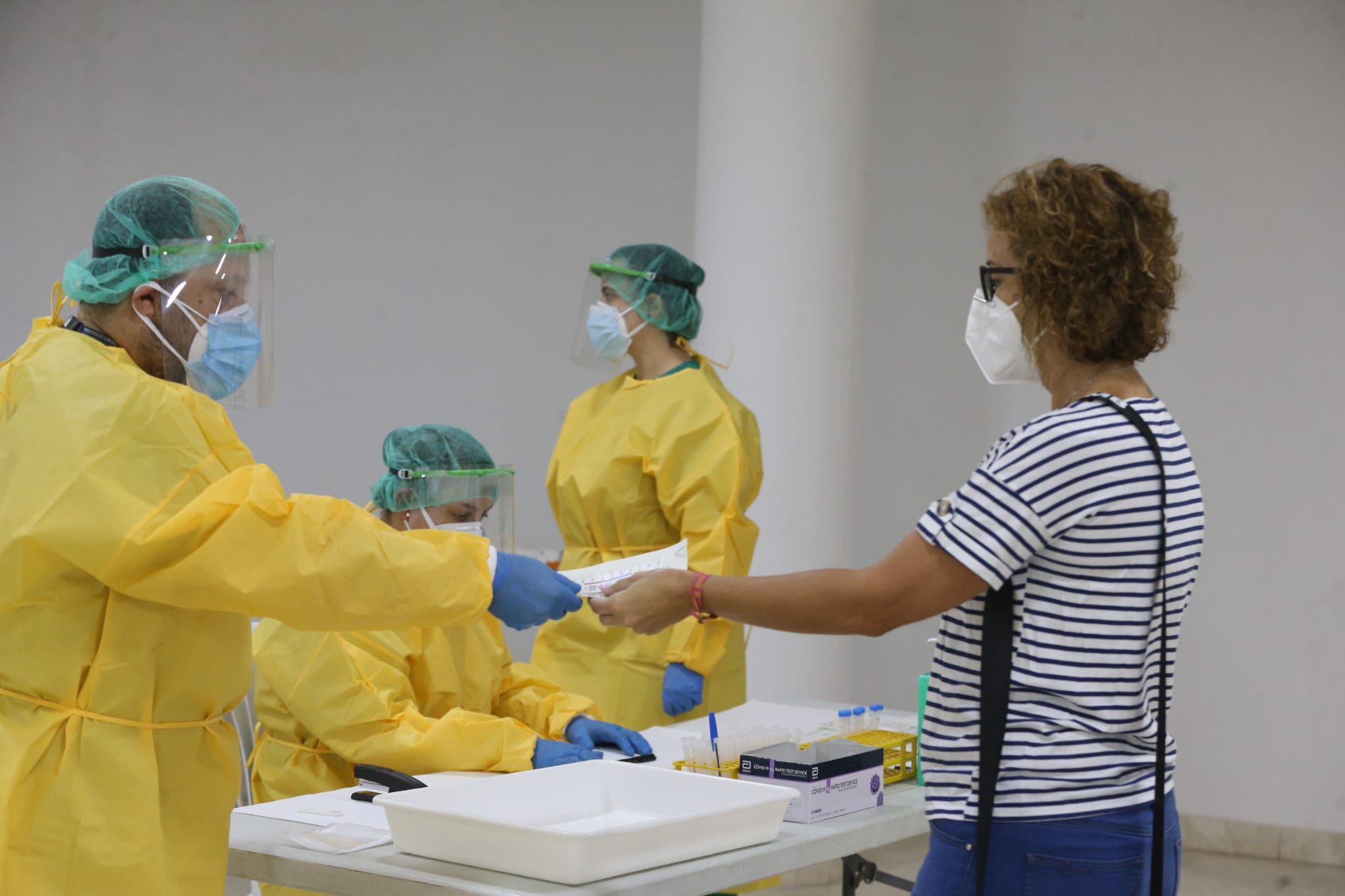 604 vecinos de ambos municipios se someten a un cribado que determinará la incidencia de coronavirus en estos pueblos. En la foto, test en Villanueva de la Concepción.