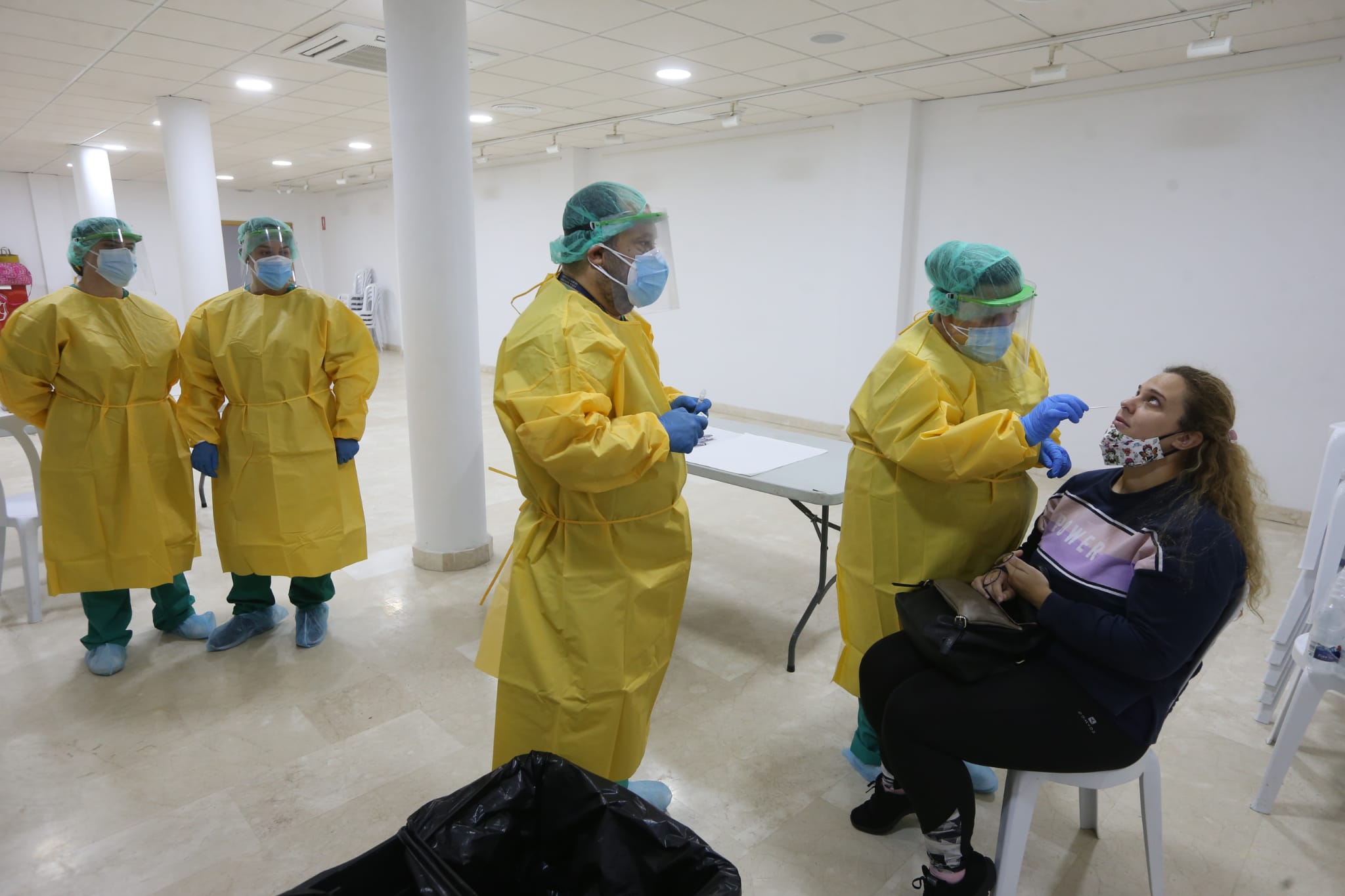 604 vecinos de ambos municipios se someten a un cribado que determinará la incidencia de coronavirus en estos pueblos. En la foto, test en Villanueva de la Concepción.