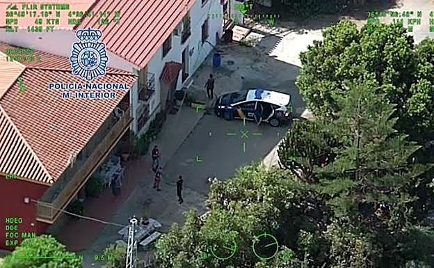 Vista aérea de la finca en la que se producía la marihuana desde un helicóptero de la Policía Nacional.