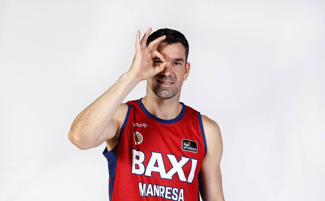 Rafa Martínez posa con la camiseta del Baxi Manresa. 