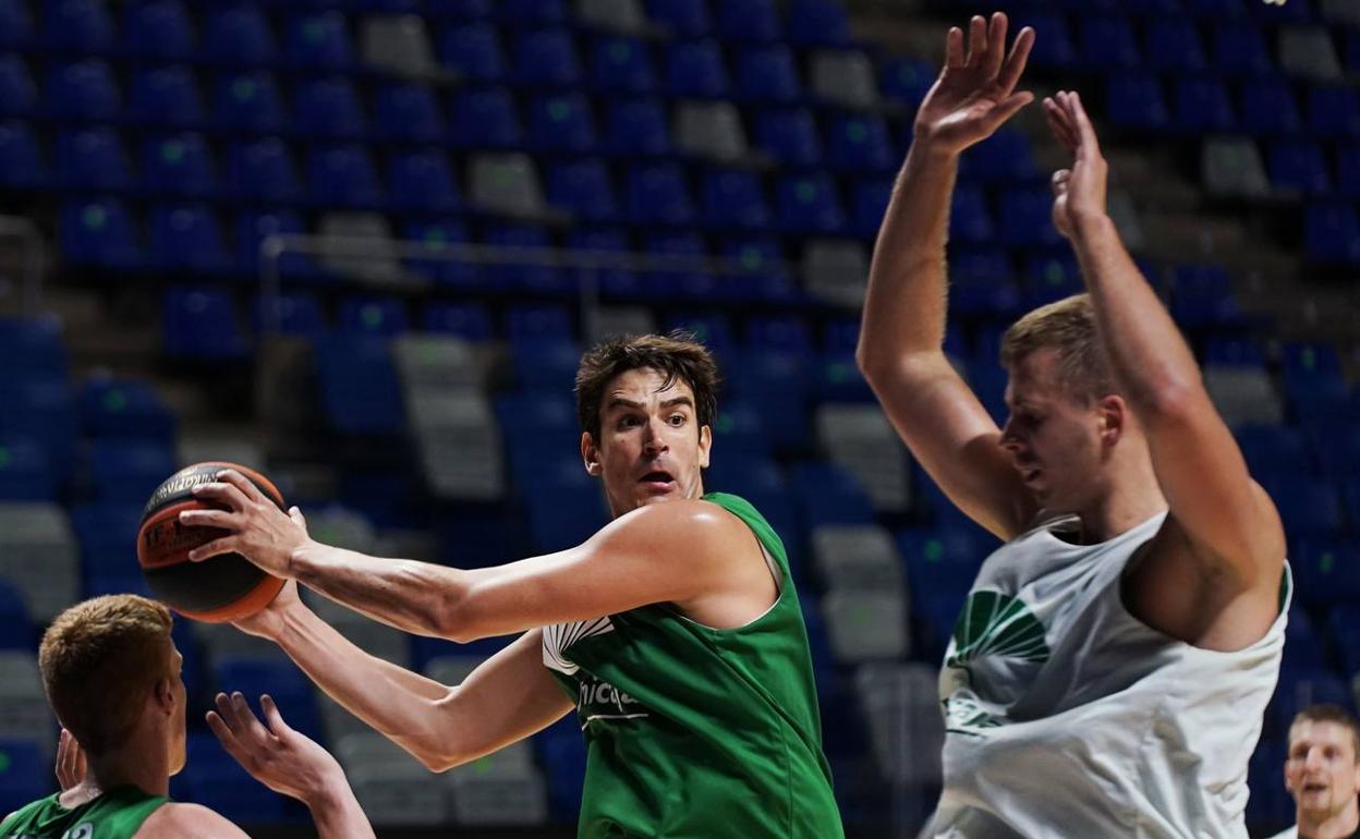 Calor Suárez, ante Díaz y Gerun en el entrenamiento que realizó el Unicaja en el Palacio este jueves. 