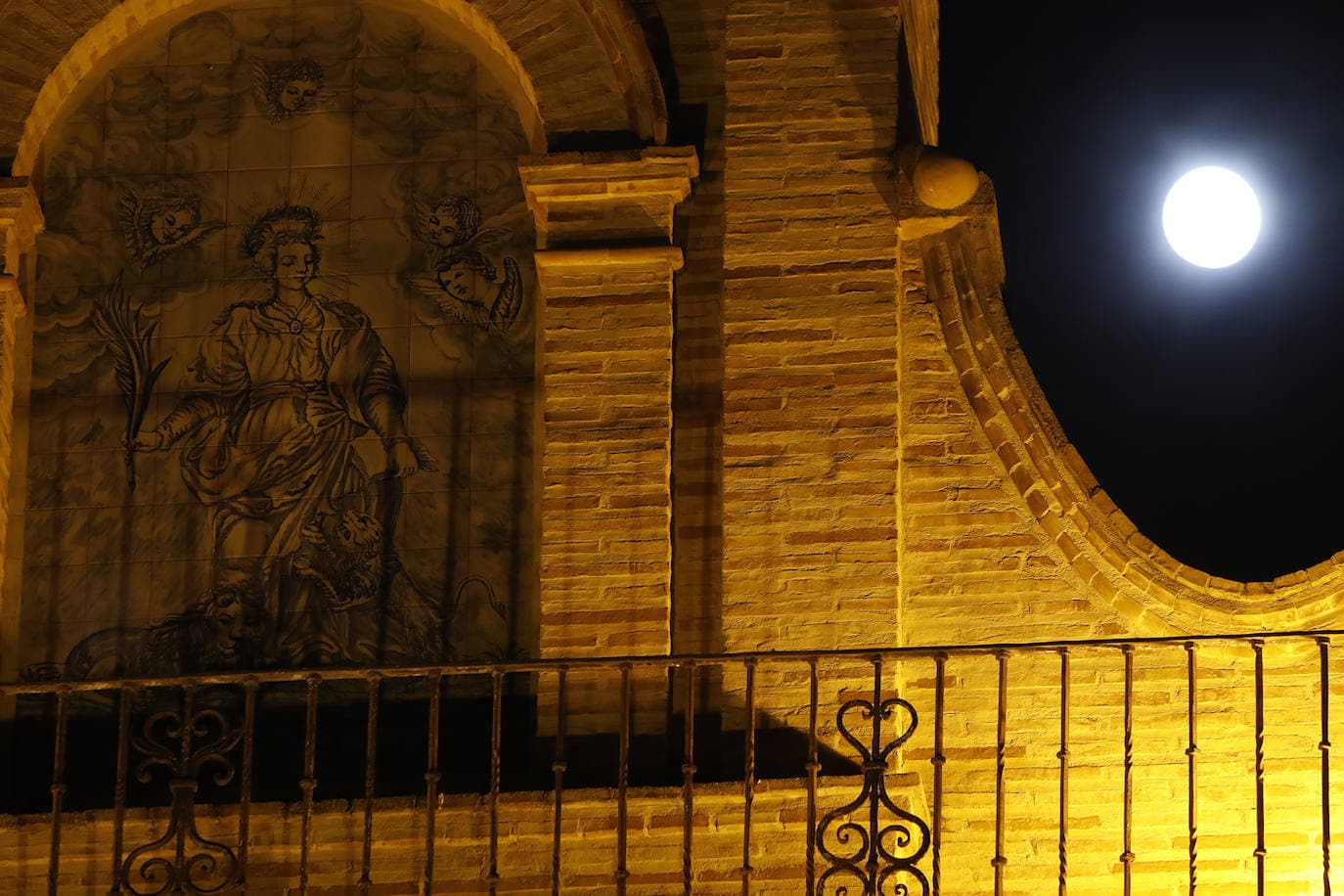 Ático de la Puerta de Estepa con el azulejo a la patrona de Antequera, Santa Eufemia