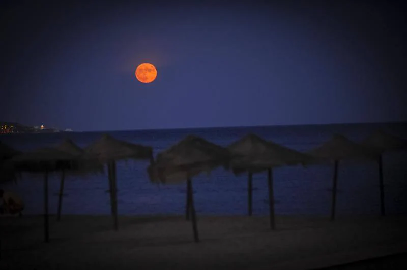 La Luna llena, vista desde la playa. 
