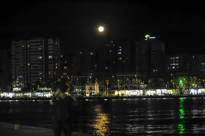 La Luna llena, vista desde Muelle Uno. 