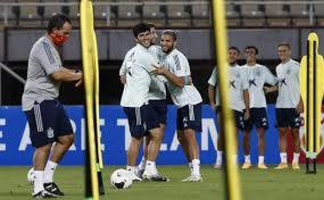 Antoñín, abrazado a Aleñá, en un entrenamiento reciente con la selección española sub-21. 