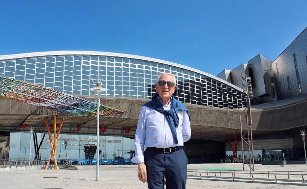 Galería. Las láminas de titanio y los colores de las estructuras marcan esta obra de Ángel Asenjo. 