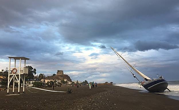 El barco, en la playa. 