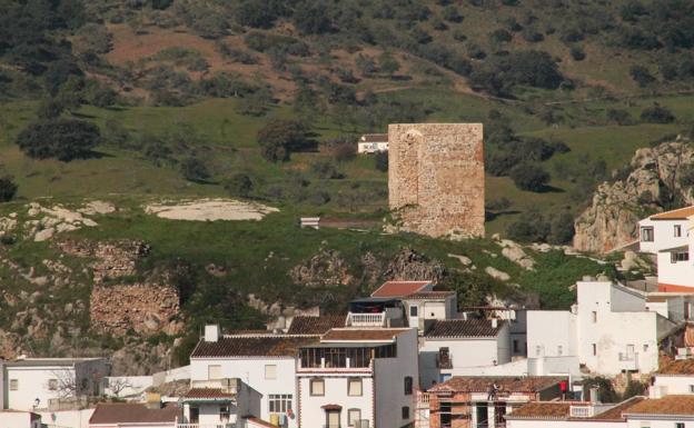 La Torre de la Vela es el vestigio mejor conservado de la fortaleza andalusí que tuvo Almogía. 