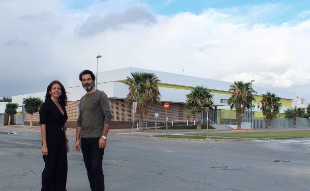 Galería. María García y Juanjo Domínguez junto al colegio construido por la Junta en Cártama Estación. 