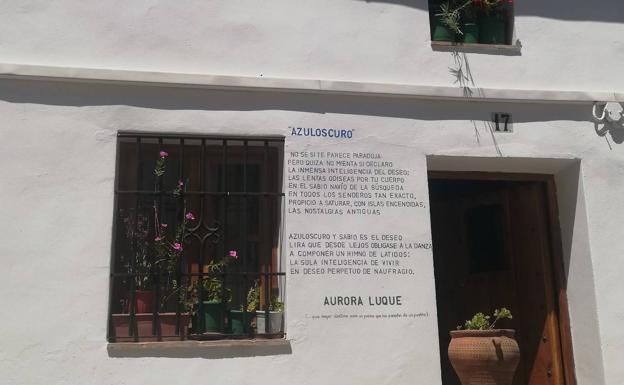 Imagen principal - La andaluza Aurora Luque también está entre los autores escogidos. Abajo, Cortes de la Frontera espera alcanzar los ciento cuarenta rincones con fragmentos de poemas. Y en el Callejón del Cine se pueden leer estos versos de Marilyn Monroe.