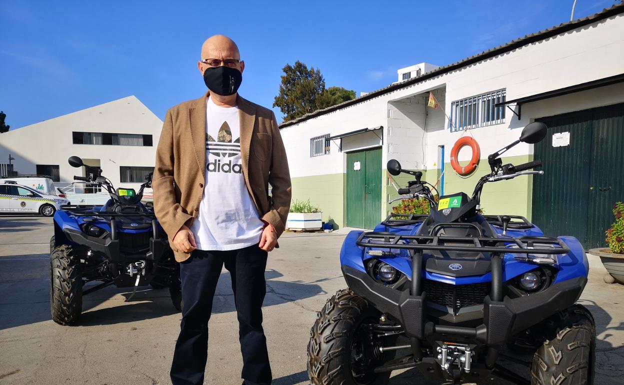 Jesús Pérez, junto a los dos 'quads' que se incorporan la área de Playas.