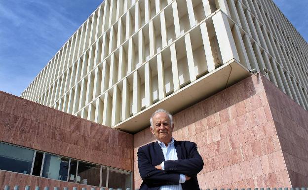 Galería. José Seguí, ante la Ciudad de la Justicia, un proyecto que supuso una inversión de 85 millones de euros. 