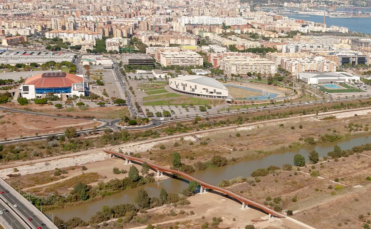 Imagen aérea de la pasarela del Guadalhorce. 