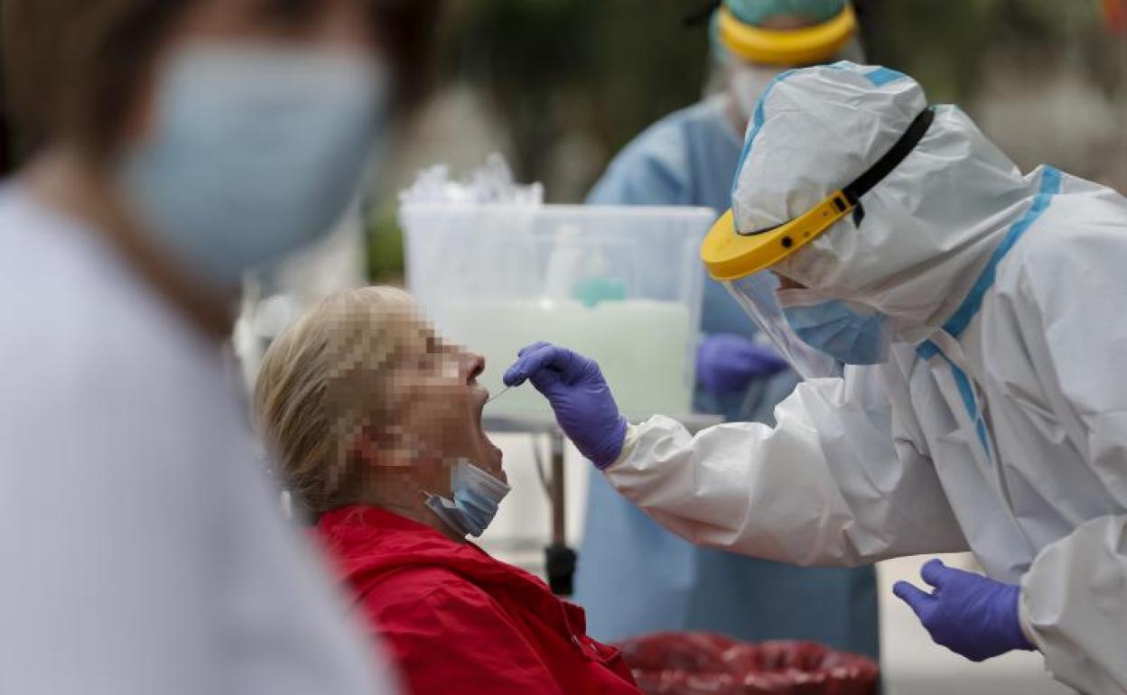 Andalucía registra más de 1.500 casos por PCR en una jornada con 23 fallecidos