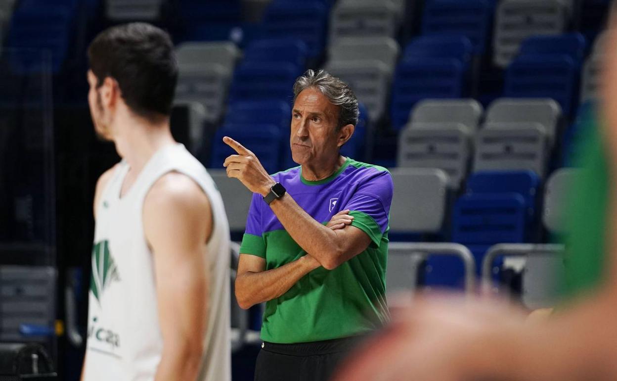 Casimiro da instrucciones durante un entrenamiento en el Palacio. 