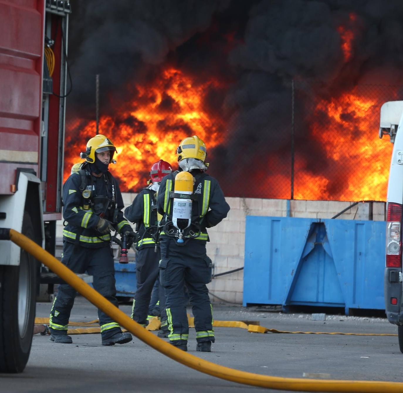 El incendio ha provocado una gran columna de humo 