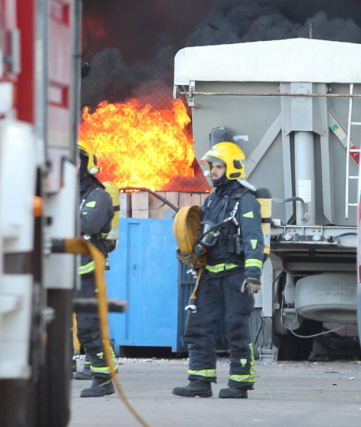 El incendio ha provocado una gran columna de humo 