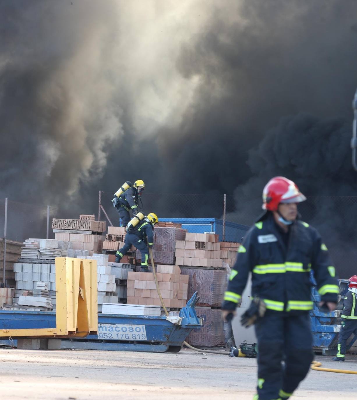 El incendio ha provocado una gran columna de humo 