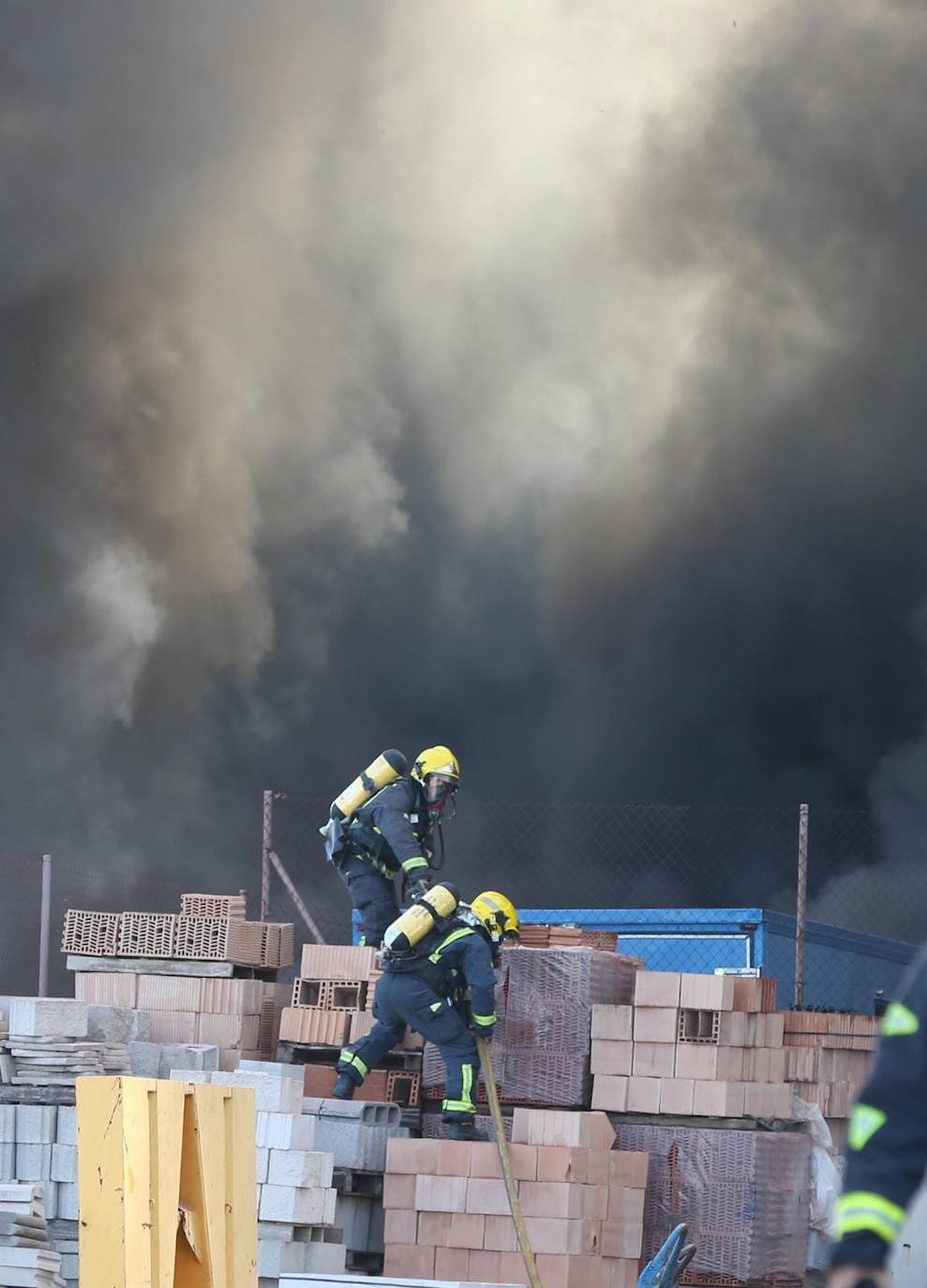 El incendio ha provocado una gran columna de humo 