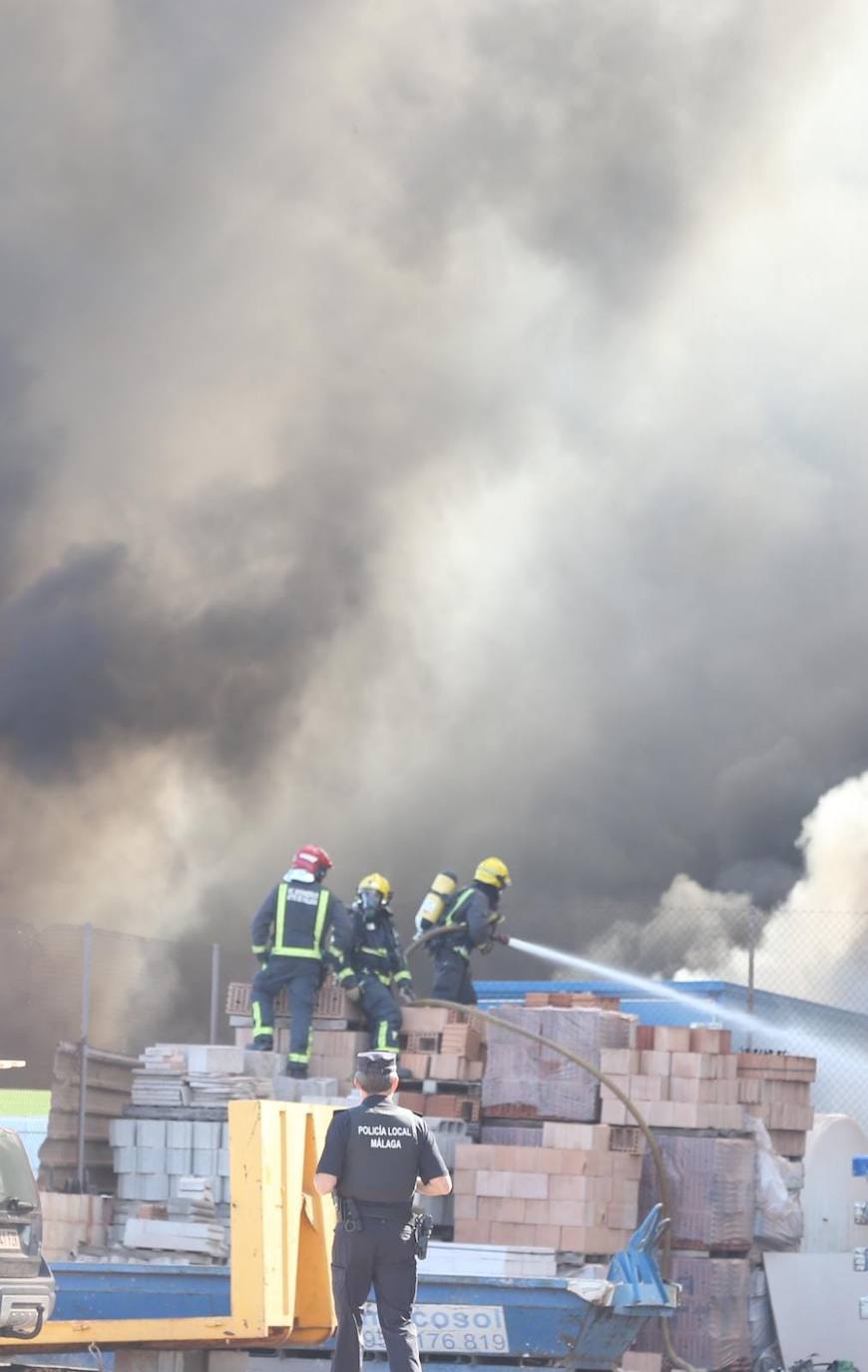 El incendio ha provocado una gran columna de humo 