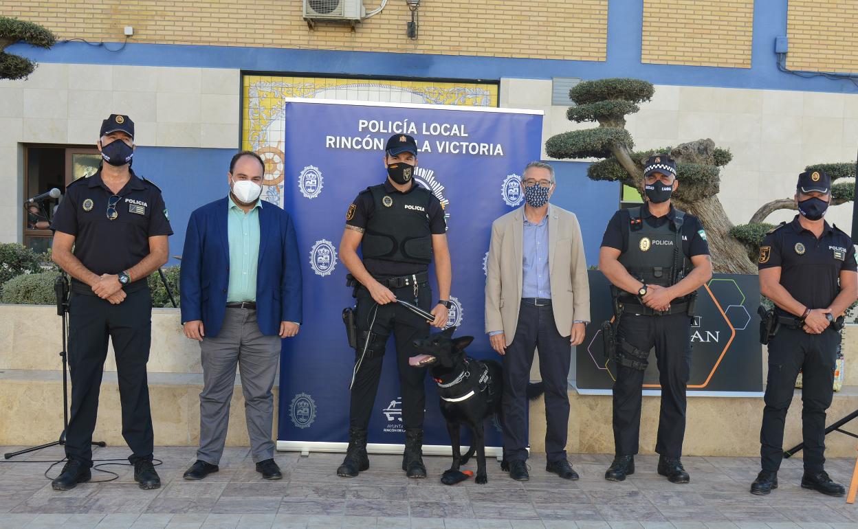 Los agentes de la nueva unidad, con el concejal del área y el alcalde rinconero. 