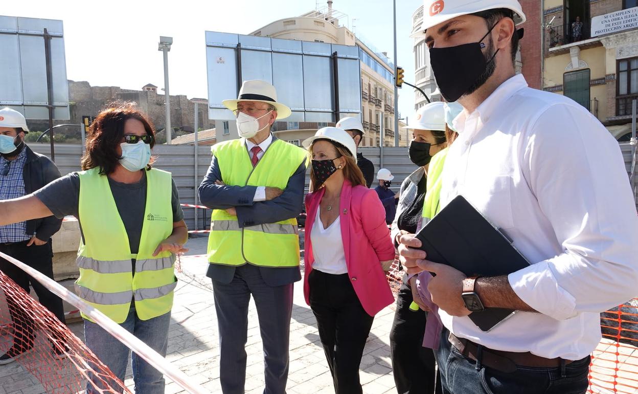 En la visita al yacimiento, De la Torre, Medina y Ruiz Araujo. 