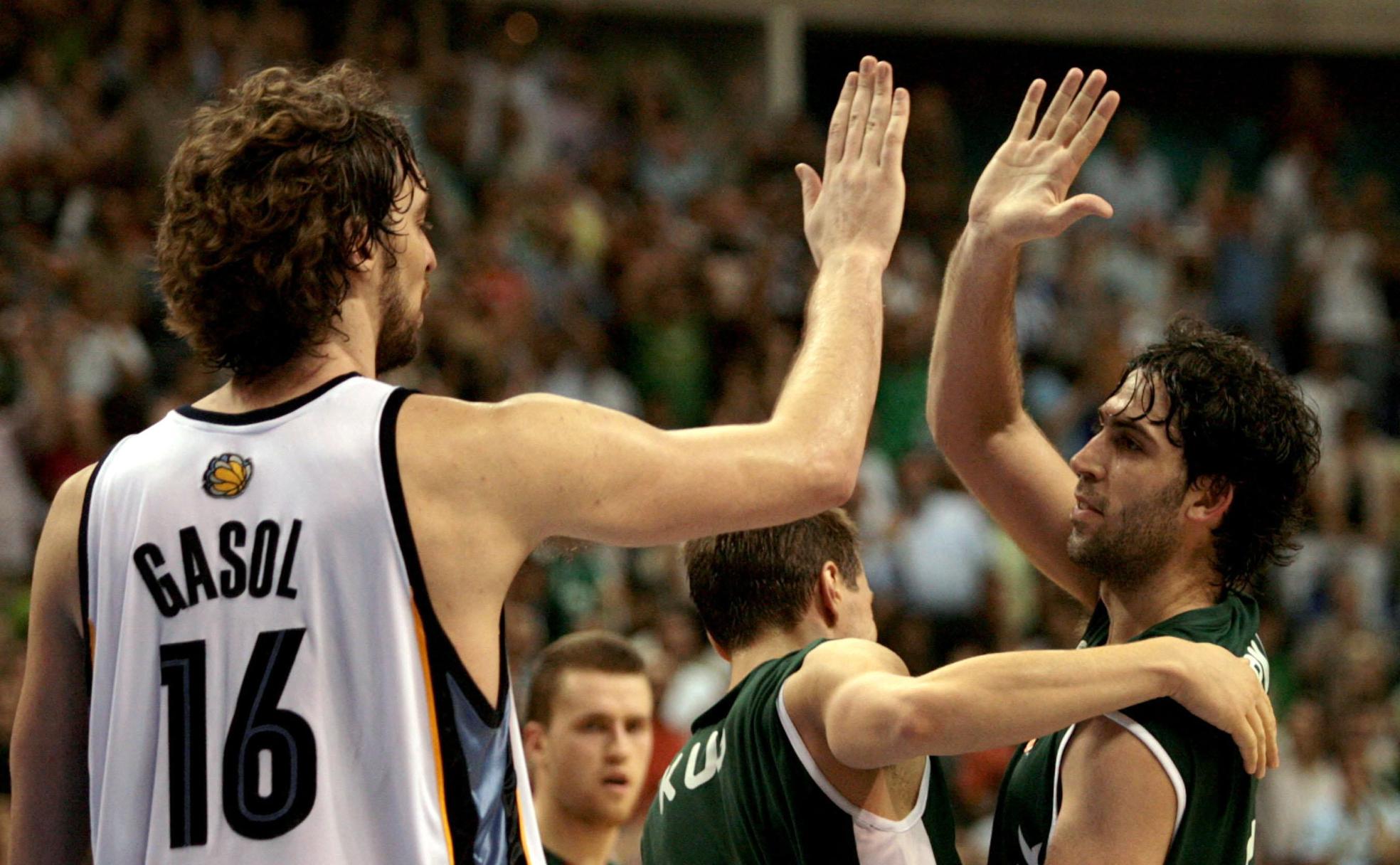 Pau Gasol felicita a Berni Rodríguez mientras este es abrazado por Davor Kus al final del partido entre el Unicaja y los Memphis Grizzlies. 