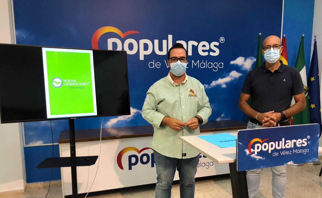 Alejandro Gallego y Luis García, en la sede del PP veleño. 
