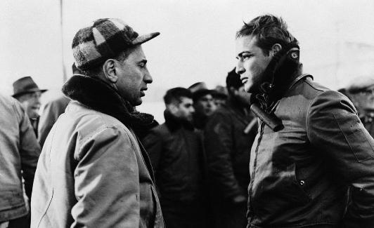 Elia Kazan y Marlon Brando en una pausa del rodaje en los muelles de Nueva York
