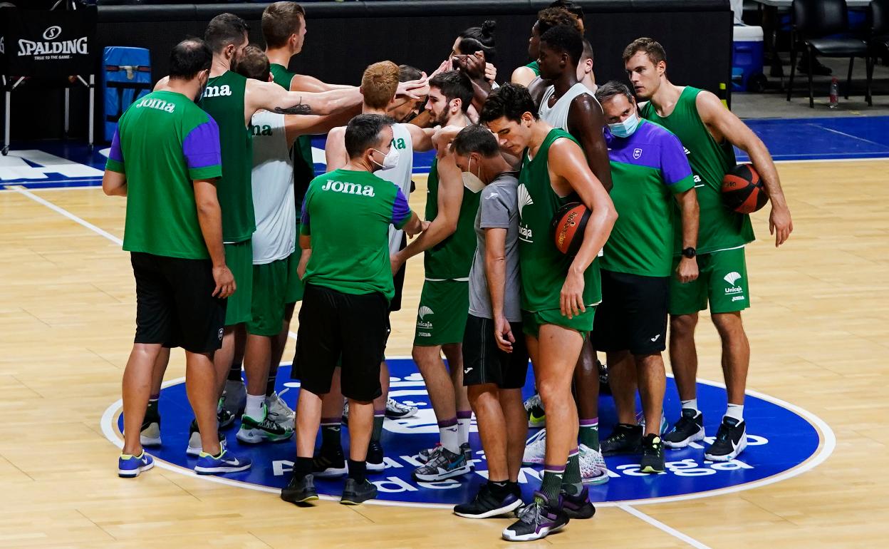 Los jugadores del Unicaja hacen piña al término del entrenamiento de ayer en el Palacio. 