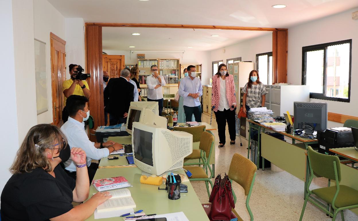 Visita de las autoridades a las nuevas dependencias de Torrox. 