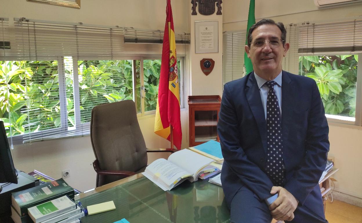 Julio Martínez Carazo, en su despacho de la Fiscalía de Marbella. 