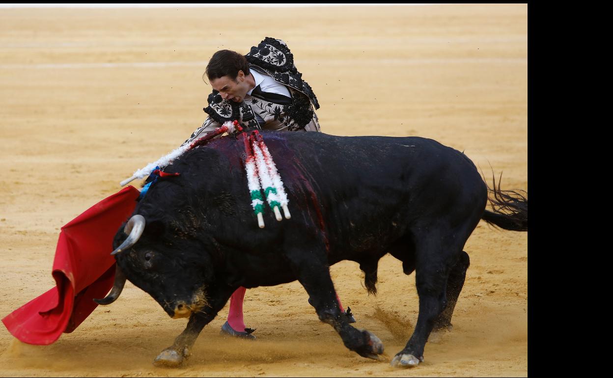 Derechazo de Finito al tercero de la tarde.